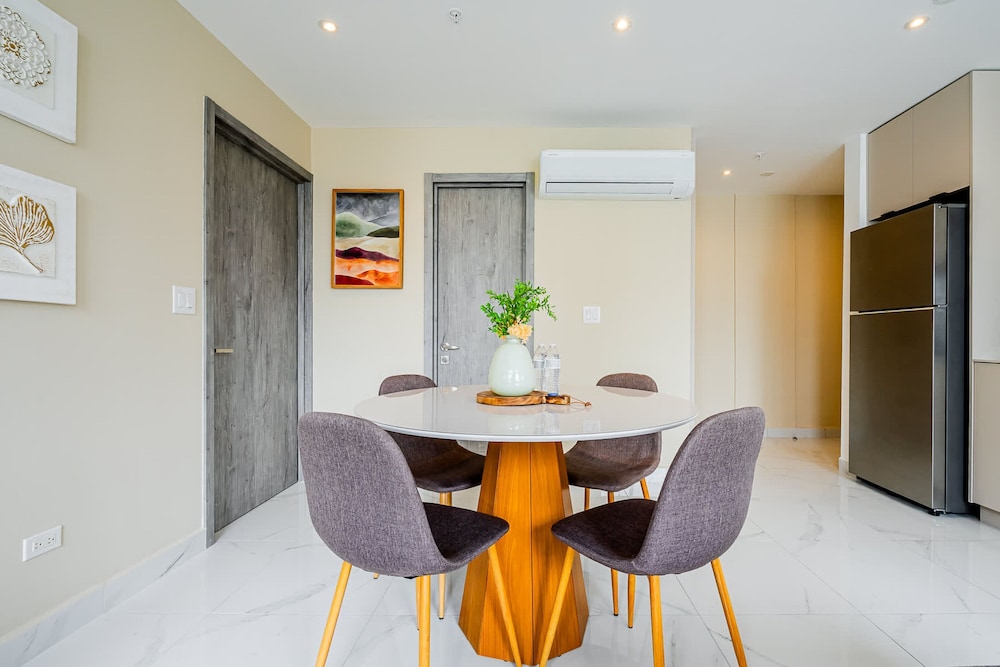 w Scenic 1BR w Panoramic City View in Calle 50