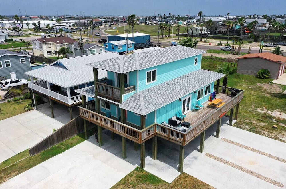 Sleeps 22! 2 Homes Priv Pool, Putting Green, Bar, Deck, Prime Port A Location
