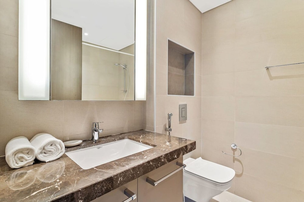 Silkhaus Luxury Tower in Downtown Pool Gym
