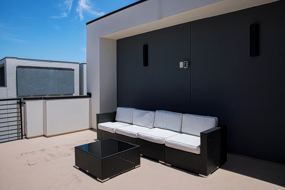 Spacious Luxe 3BD Townhome in Dwtn HTX. - Image 3