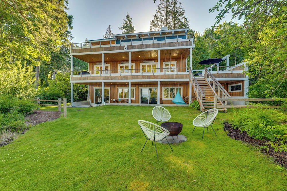 Stunning Semiahmoo Bay Views: Spacious PNW Home