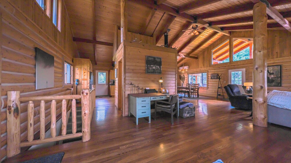 Larch Lodge Secluded Cabin! view 2