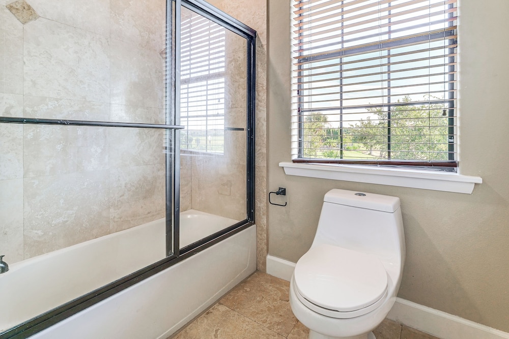 8 Mi to Disney: Pet-friendly Apt w/ Resort Perks