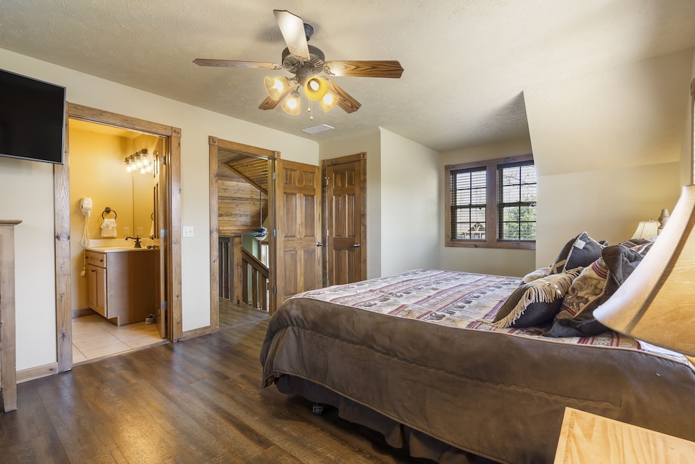 Fox Hollow Family Lodge view 5