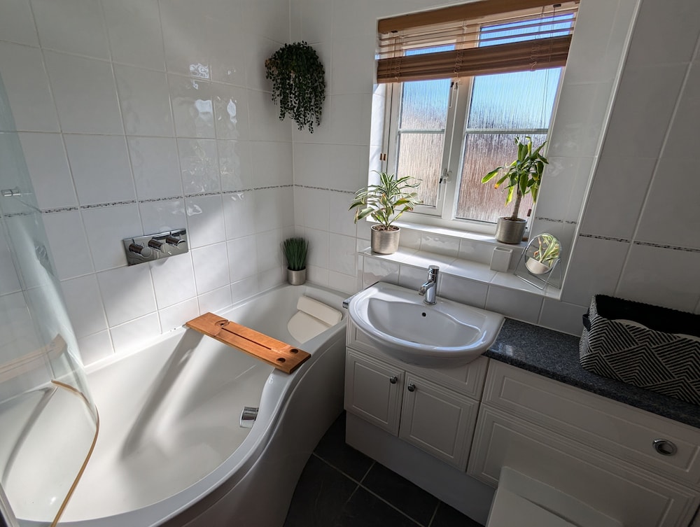 Modern 3B Eastbourne Retreat: Tranquil & Cozy Stay