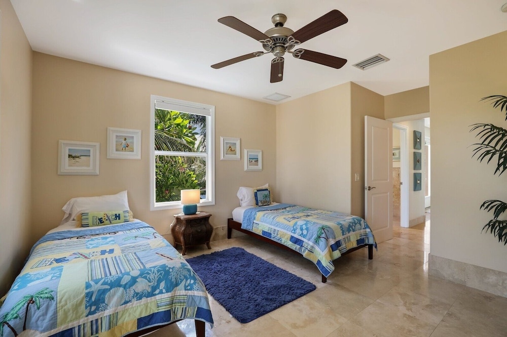 Blue Water Escape 3 Bedroom Villa by RedAwning