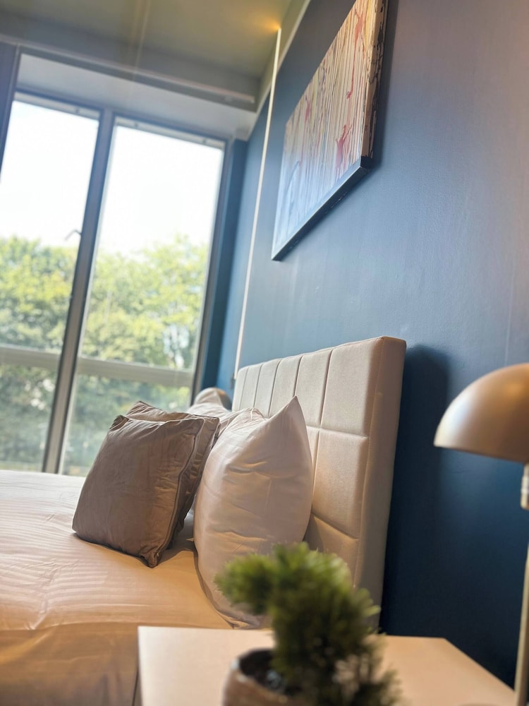 Modern City Blue Apartment Next To The AO Arena Free Parking