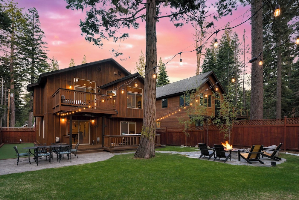 Washoe Chalet by Avantstay Game Room, Hot Tub, Putting Green & Fire Pit