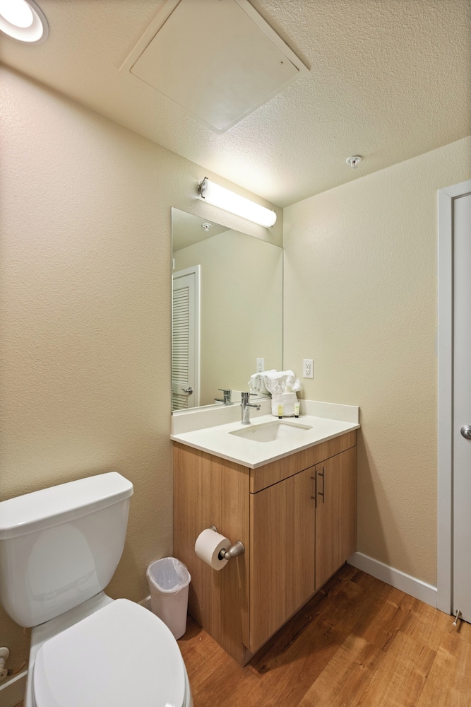 Global Luxury Suites at Woodbury