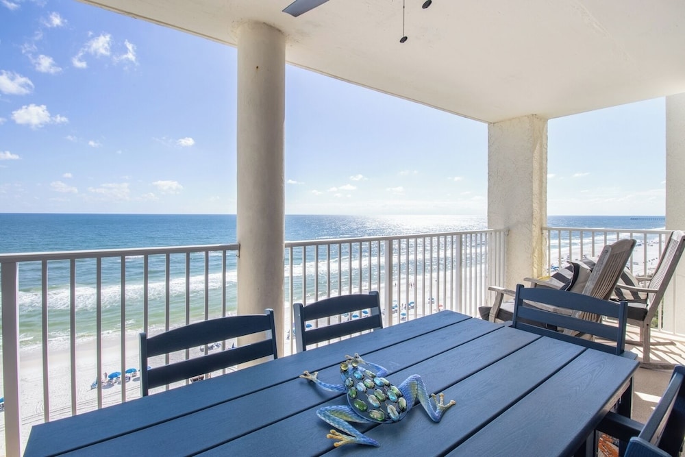 3BR Gulf-front Luxury w/ Pool Bar & Spa Baths