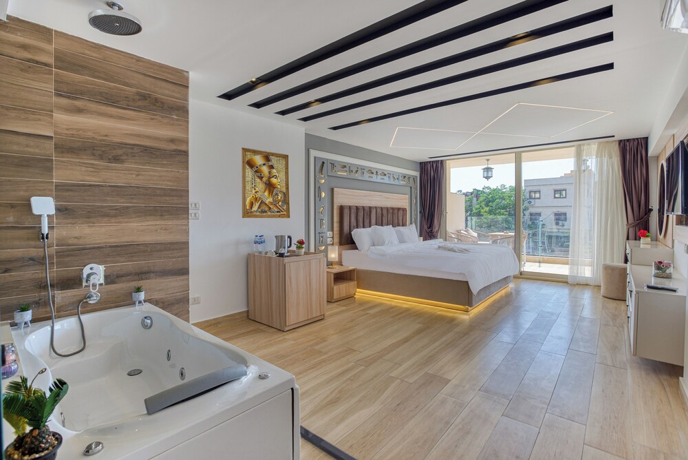 Diamond pyramids hotel