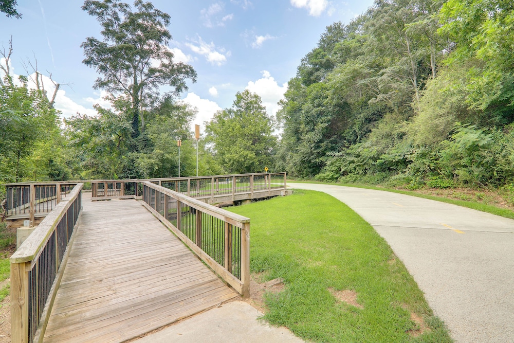 1 Mi to Dtwn & Uga: Condo w/ Pool in Athens!