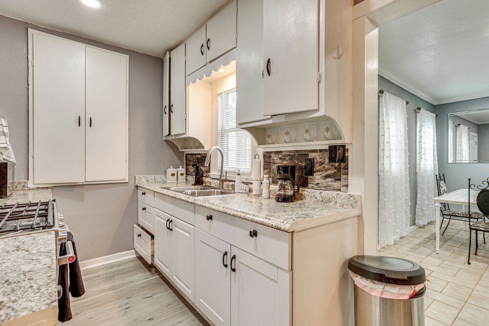 3 Mi to Dtwn Okc: Inviting Home w/ Yard!