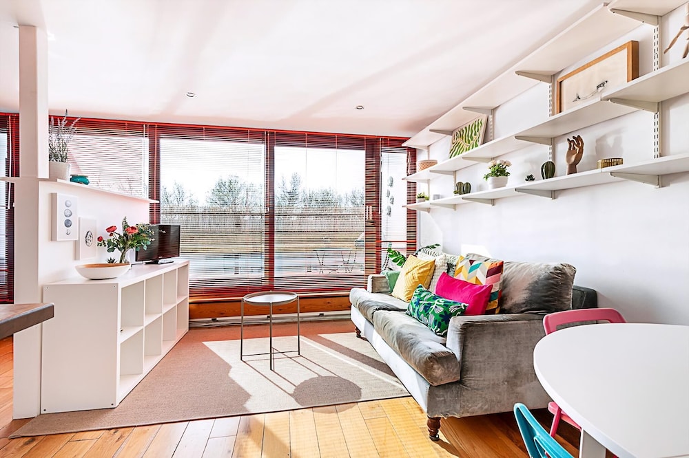 Bright Flat For 2 in Dartmouth Park