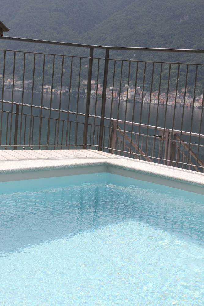 Attic with Pool en Nesso — recepcion & lobby
