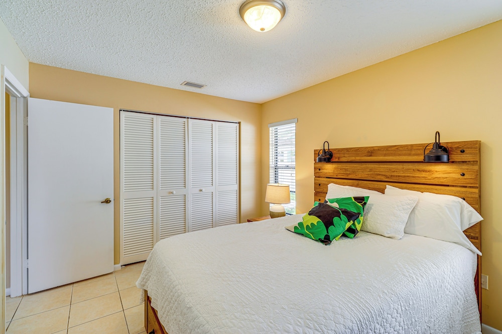 1 Mi to Dtwn Stuart: Bright Home w/ Pool & Spa!