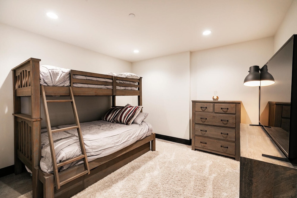 Pinetree by Avantstay Modern Park City Getaway w/ Patio & Balcony view 2
