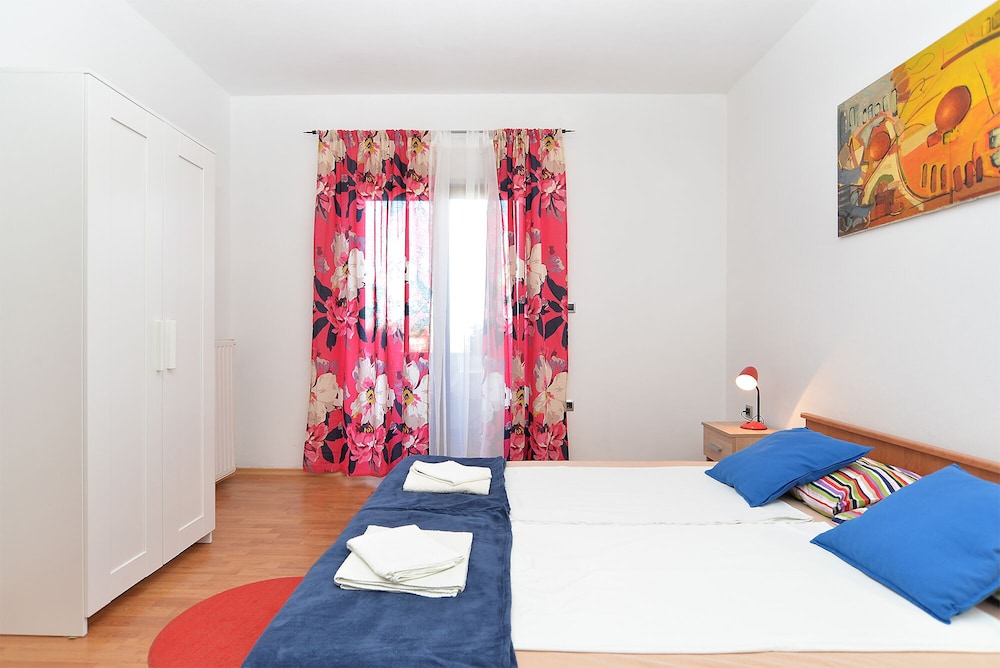 Apartments Mira 295