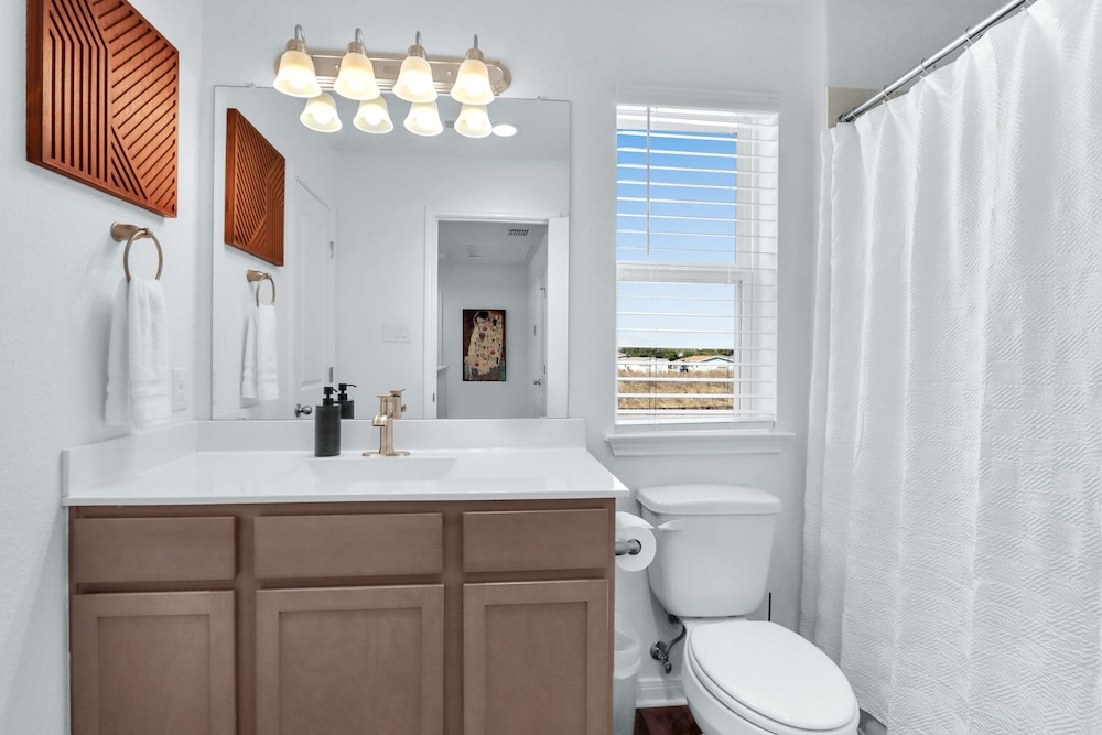 Gorgeous 2 BDR Cottage Minutes to Everything Nbtx! view 5