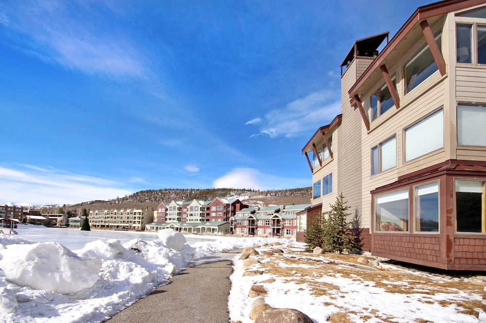1710 The Willows 1 Bedroom Condo by RedAwning