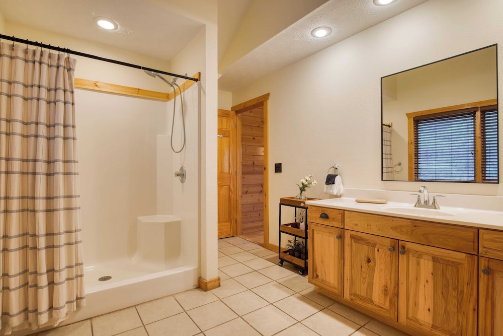 Pinnacle Chalet by Avantstay Luxury Cabin w/ Panoramic Views, Fireplace & Game Room