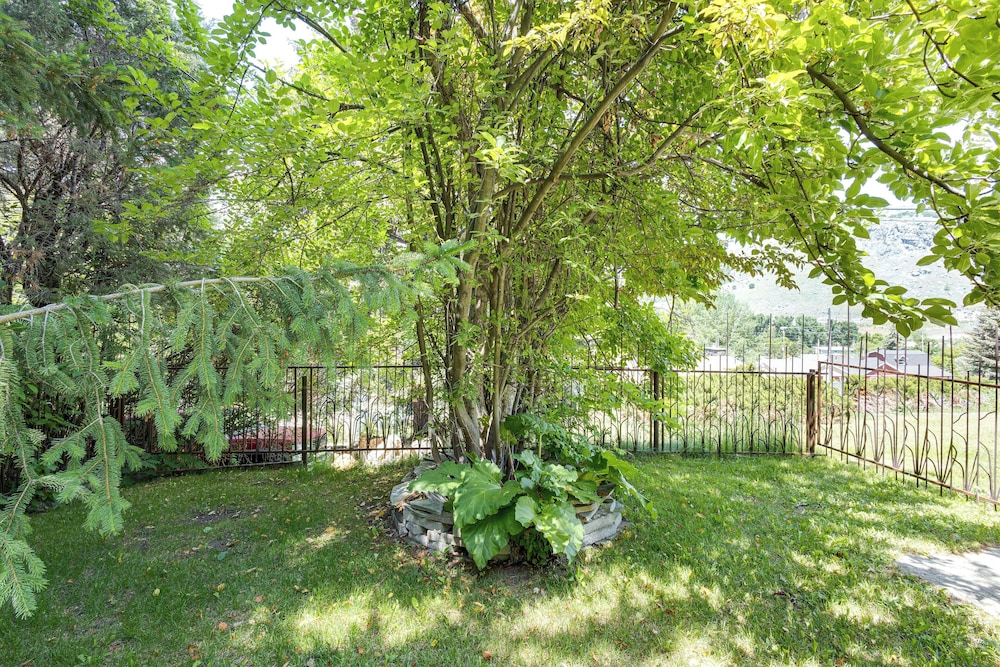 Mountain Views: Walkable Lava Hot Springs Home!
