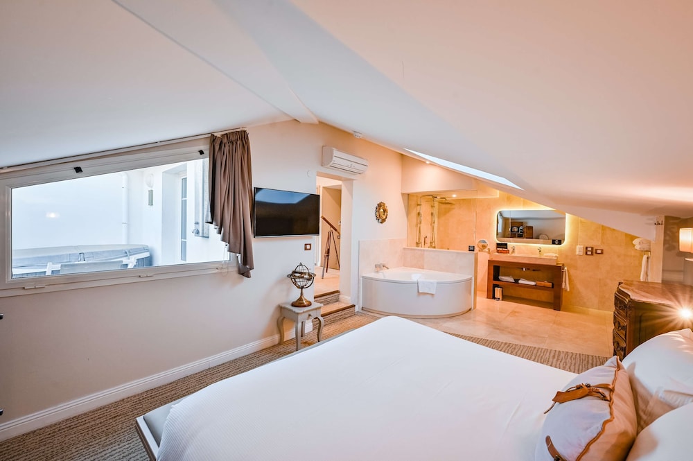 Grand Hotel Des Sablettes Plage, Curio Collection By Hilton
