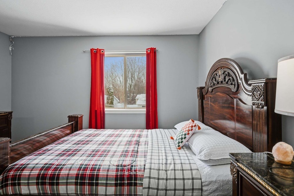 Bright 4br Near Msu & Downtown 4 Bedroom Home