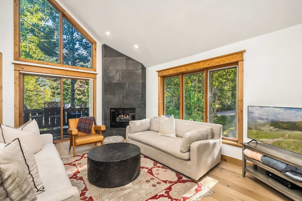 Evergreen Escape Home for 12