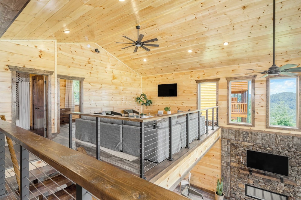 2 Homes Firefly Trail Way by Avantstay Sleeps 28, Indoor Pool + Hot Tub + Movie Theater & Game Room