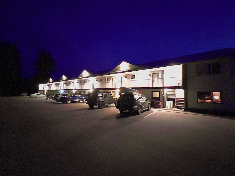 Monashee Motel