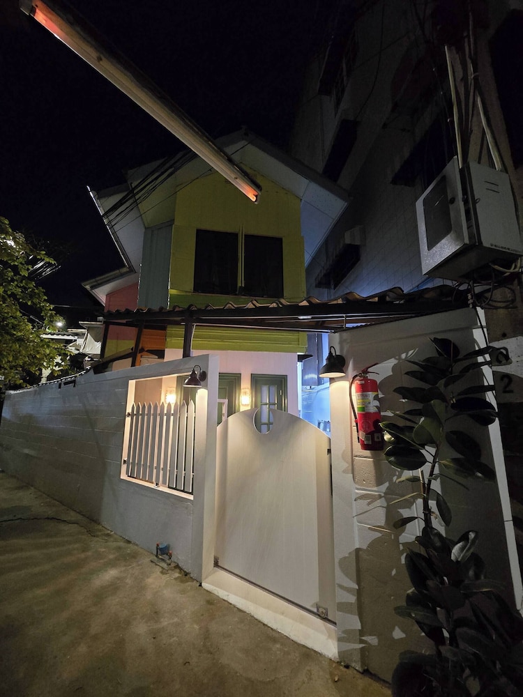 Homey Home UP Themed Near MRT Samyot
