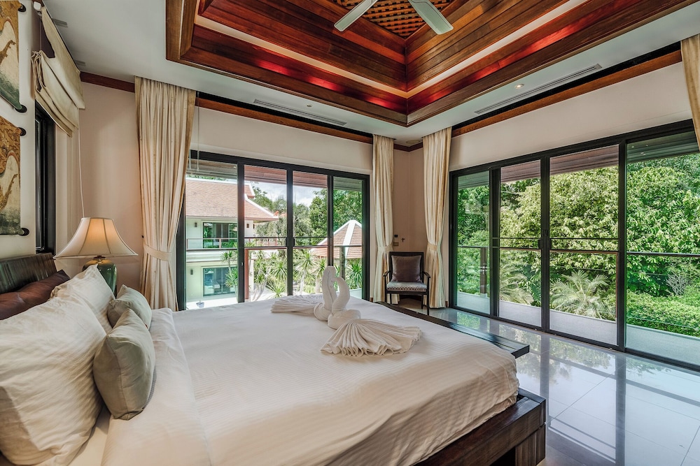 Naiharn 4br Private PoolVilla near Beach
