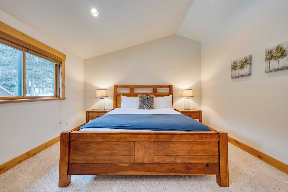 5 Mins to Ski Resort Ping Pong, Pool Table, Deck Donner Ridge by Avantstay