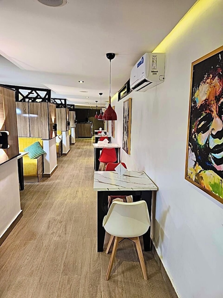 Luxxe Suites By Almond
