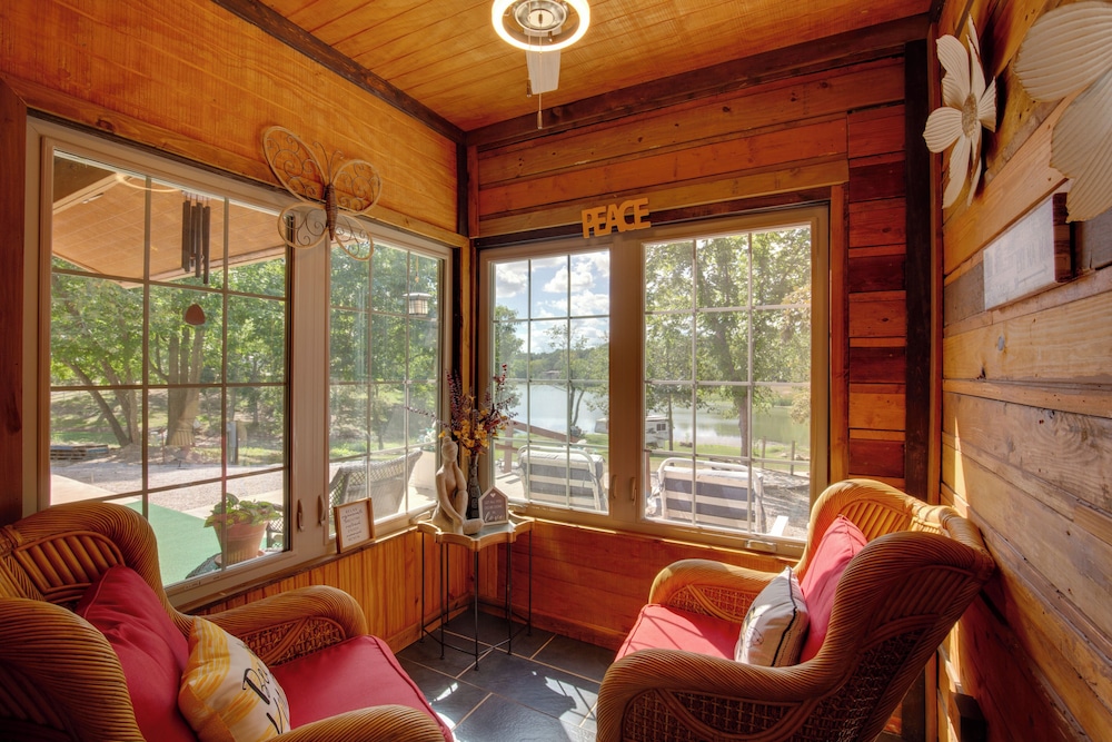 'bayview' - Lakefront Family Cabin in Odessa!