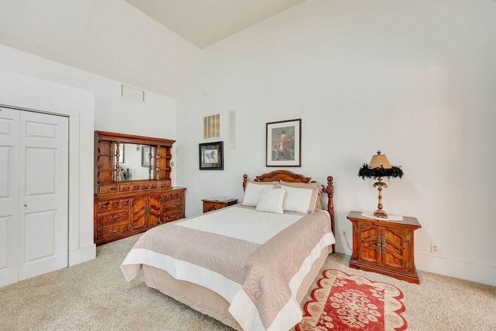 Paris Vacations - Paris Vacation Rental  15 Mi to Mount Magazine! - Property Image 7