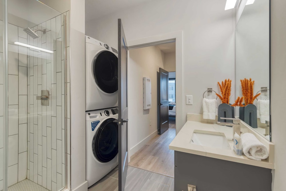 Sleeps 42 7 Modern Midtown Apartments w/ Gym + Pool Walkable to Shops & Eats