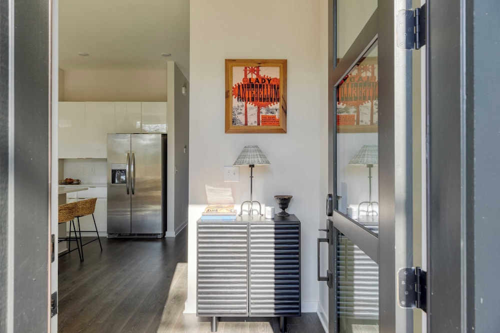 Sleeps 16 2 Modern Townhomes, Minutes to Broadway Lischey & 98 Degrees