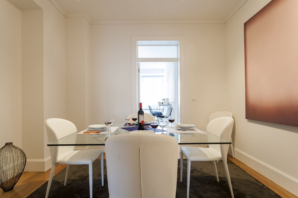 JOIVY Stylish 2BR Apt w/balcony at the heart of Baixa