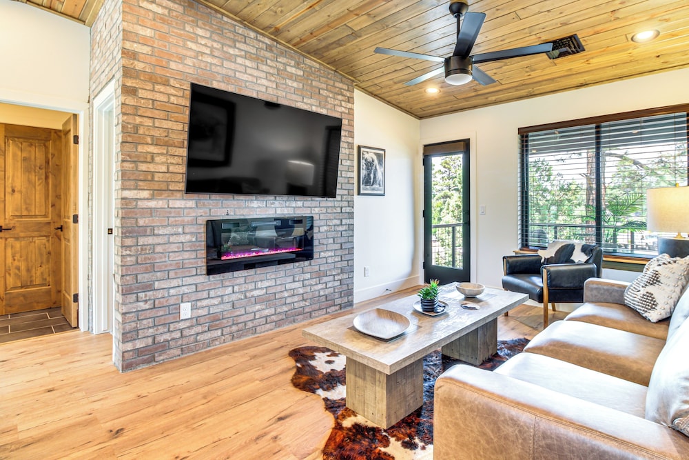 Modern Loft Above Entertainment Center in Show Low
