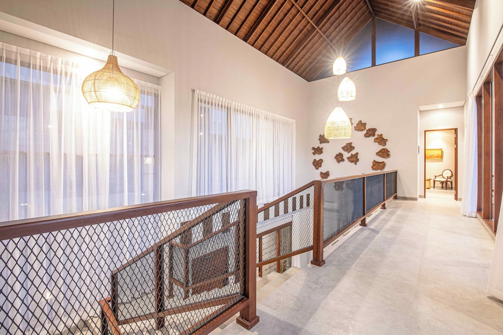 Luxury 5-bedroom Canggu Beach Villa With Scenic Ri