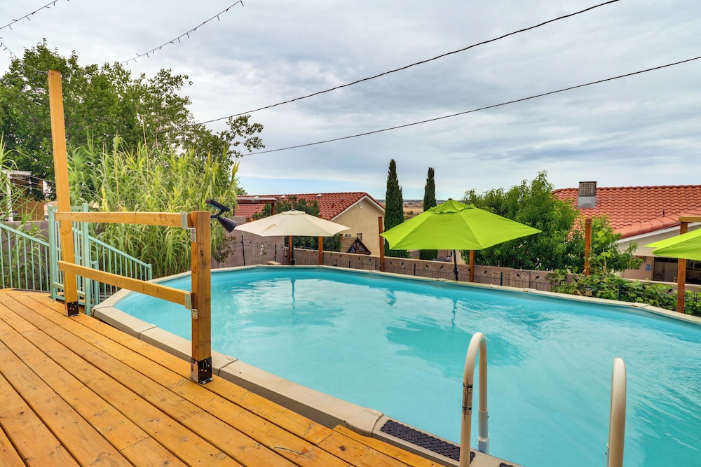 Outdoor Bar & Large Pool: Retro ABQ Retreat!