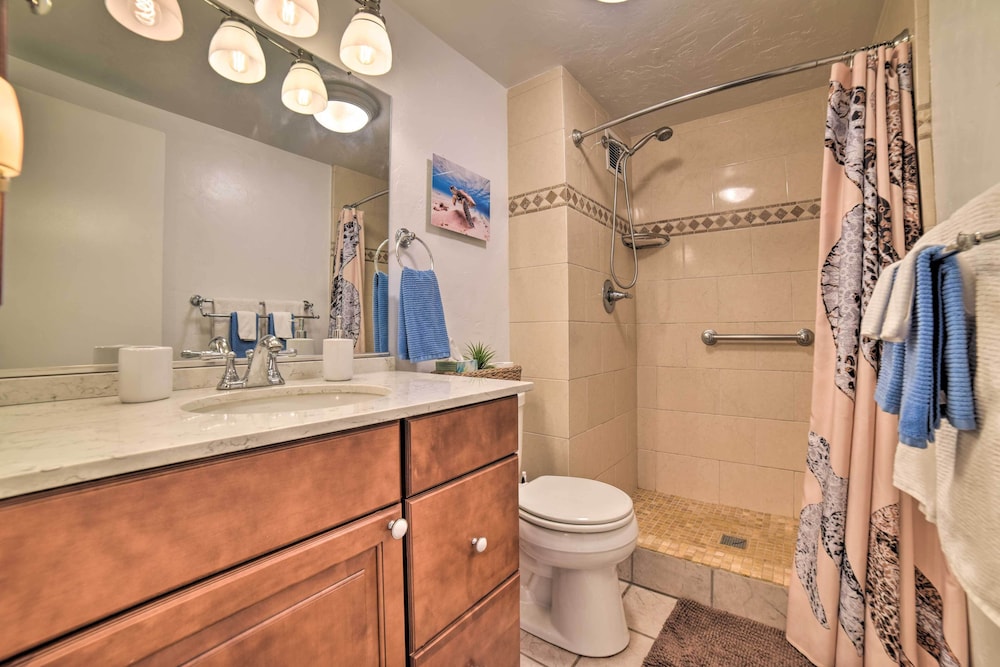 Ocean-view Kihei Condo w/ Lanai: Steps to Beach!