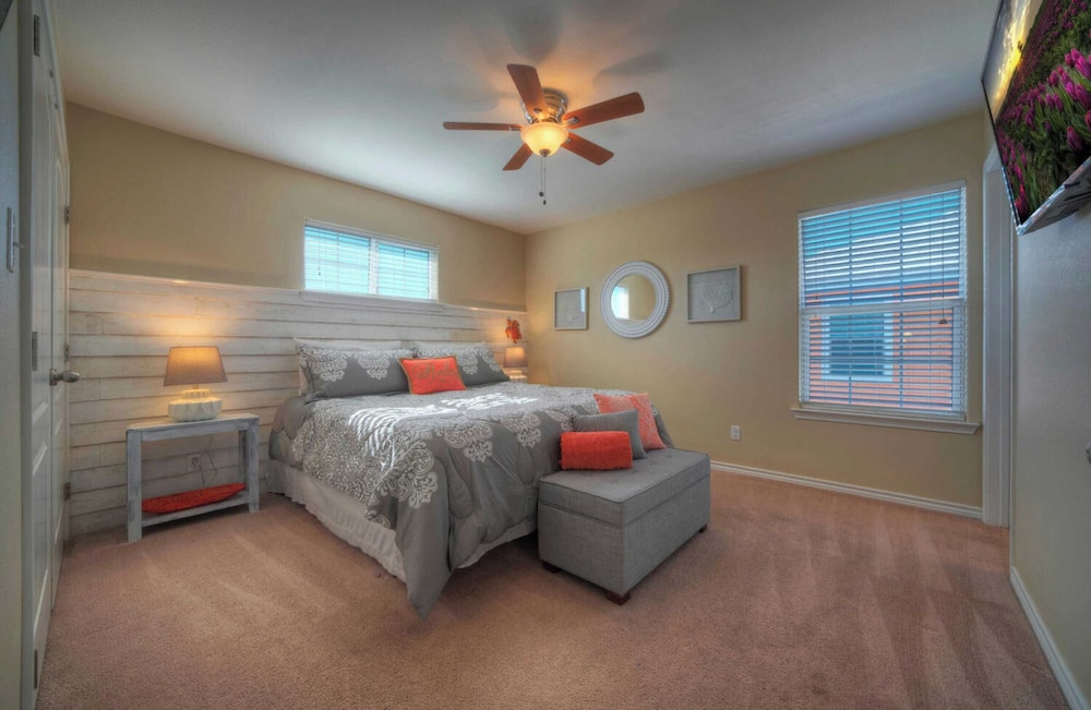 Sleeps 21, 2 Homes 2 Private Pools, Fire Pit, Swing Bar Walk to the Beach