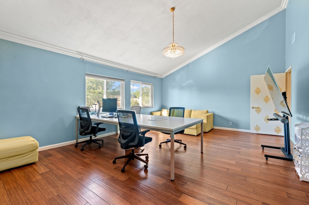 Spacious 4BR Family Retreat w Private Pool