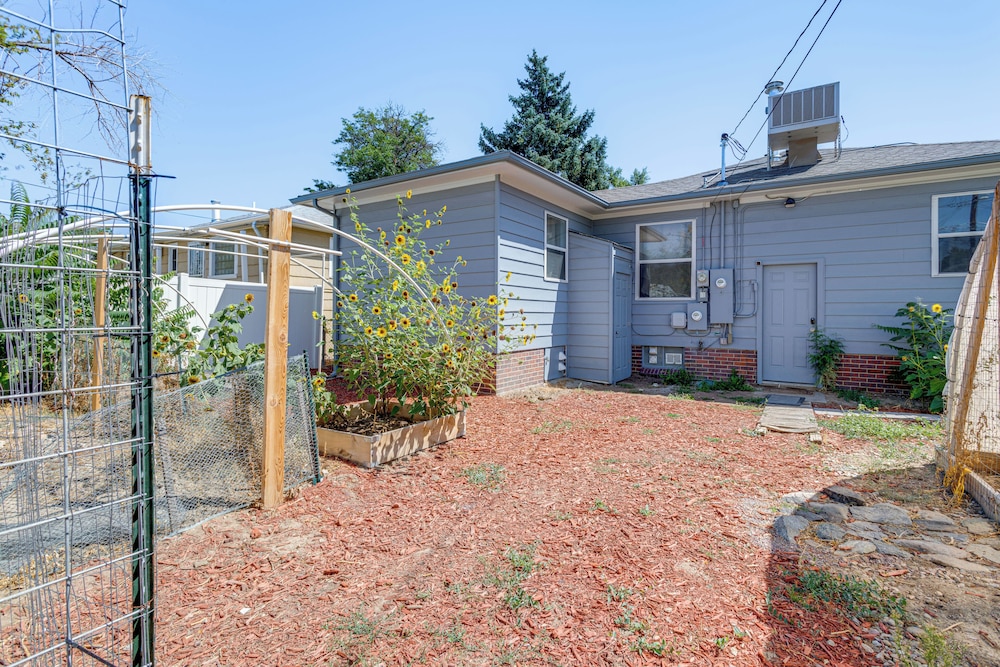 7 Mi to Denver: Inviting Aurora Home w/ Yard!