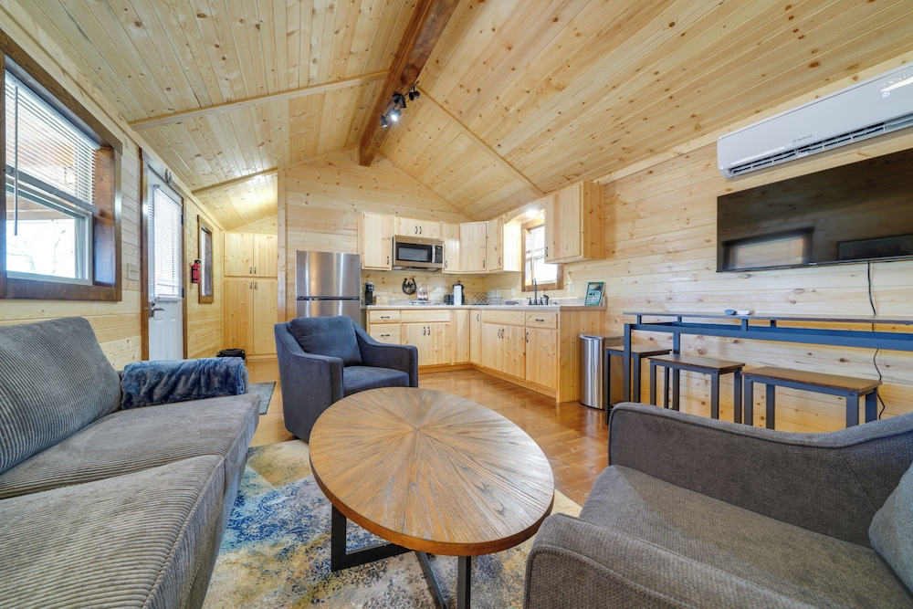 Porch & Pond Views: La Grange Cabin Retreat!