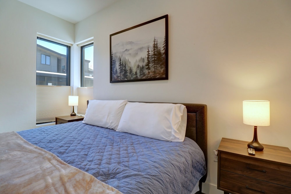 River West 515 2 Bedroom Condo