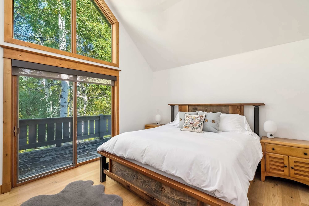Evergreen Escape Home for 12